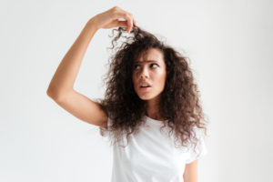 Cabelo Oleoso na Raiz e Ressecado nas Pontas: O que Fazer?