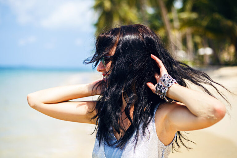 Mantendo o Cabelo Saudável nas Férias - Foto: freepik.com