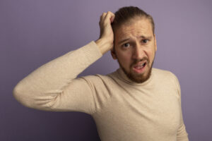Queda de cabelo masculina: causas e soluções