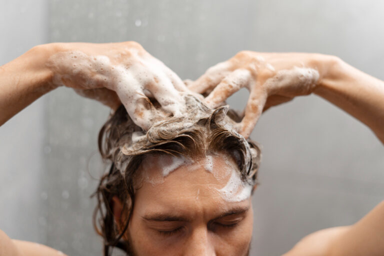 Lavar o Cabelo Todo Dia Faz Mal? - www.freepik.com