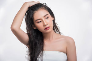 Molhar o Cabelo Todos os Dias: Causa Ressecamento?