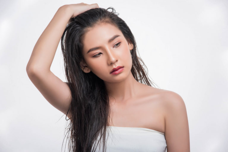 Molhar o Cabelo Todos os Dias: Causa Ressecamento?