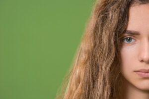 Como Proteger o Cabelo do Frizz em Dias Úmidos - Foto: freepik.com