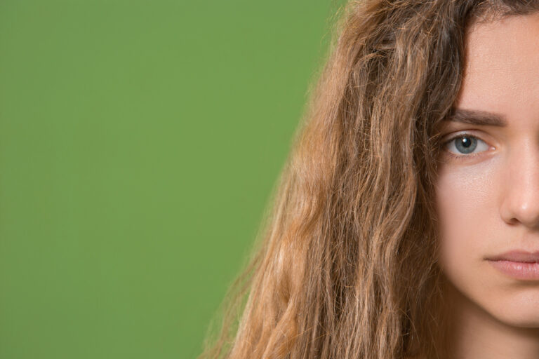 Como Proteger o Cabelo do Frizz em Dias Úmidos - Foto: freepik.com
