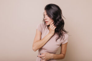 Cabelo oleoso: como controlar a raiz sem ressecar as pontas