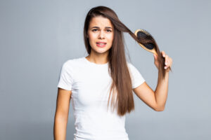 Queda de cabelo por estresse: sinais, causas e o que fazer