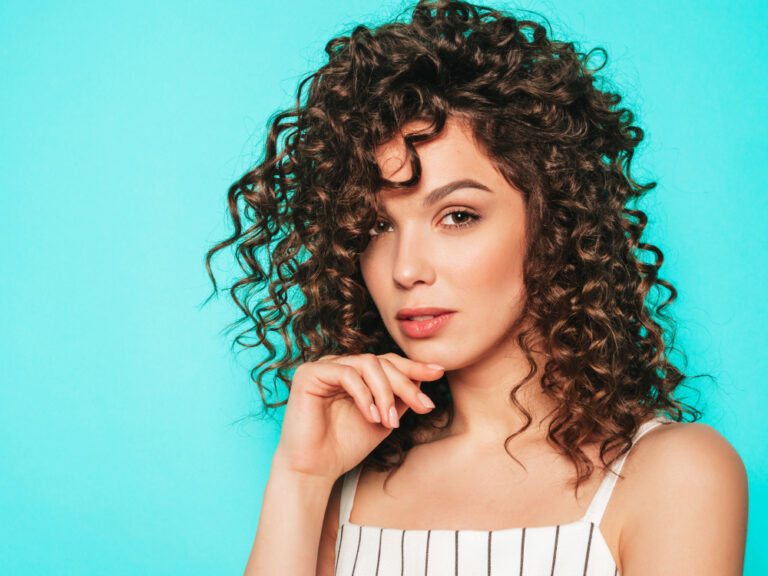 Como cuidar do cabelo cacheado no dia a dia (rotina prática)