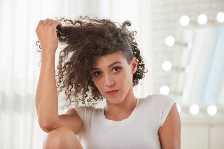 Erros que deixam o cabelo feio, sem vida e com aparência mal cuidada - www.freepik.com