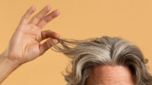 Cabelo envelhecido: sinais que indicam perda de saúde dos fios e o que fazer - www.freepik.com