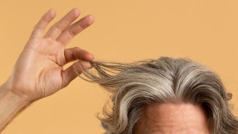 Cabelo envelhecido: sinais que indicam perda de saúde dos fios e o que fazer - www.freepik.com