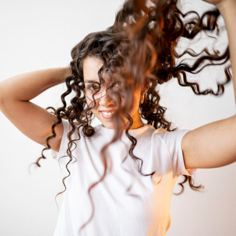 Erros mais comuns nos cuidados com cabelo cacheado - www.freepik.com