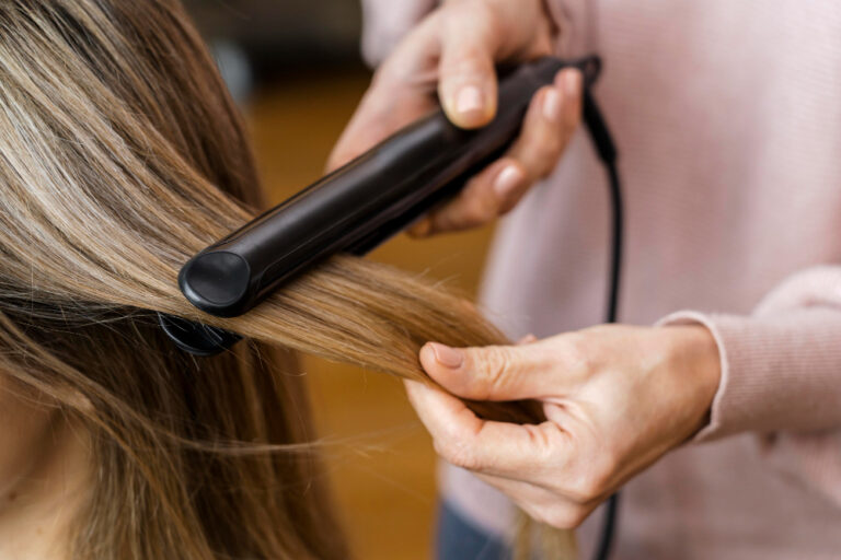 Chapinha e secador estragam o cabelo? Como reduzir os danos do calor - www.freepik.com