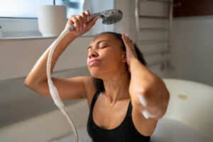 Dormir com o cabelo molhado faz mal? Entenda os riscos para os fios e couro cabeludo - www.freepik.com