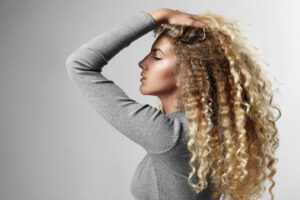Como cuidar do cabelo cacheado corretamente no dia a dia - www.freepik.com