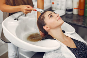 Água quente faz mal para o cabelo? O que realmente acontece com os fios - www.freepik.com