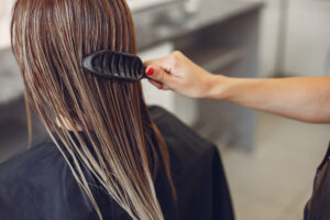 Por que seu cabelo nunca fica igual ao do salão? Os erros mais comuns em casa - www.freepik.com