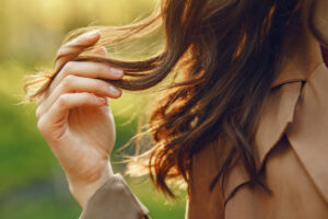 Como fazer uma finalização perfeita sem frizz e com mais definição - www.freepik.com