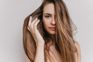 Cabelo fino e ralo: principais causas e o que fazer para recuperar volume - www.freepik.com