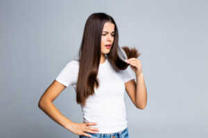 Cabelo Quebradiço: Principais Causas e Como Recuperar os Fios de Forma Eficaz - Fonte: www.freepik.com