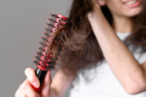 Cabelo Cai Pela Raiz ou Quebra? Aprenda a Identificar - Fonte: www.freepik.com