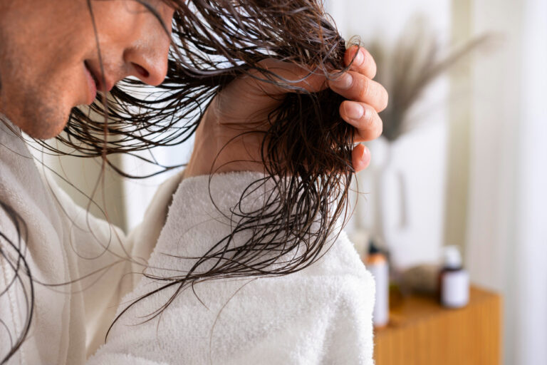 Queda de Cabelo no Banho: Quando é Normal e Quando se Preocupar? - www.freepik.com