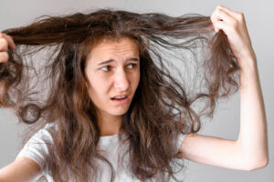 Por Que Meu Cabelo Embaraça Tanto? 12 Causas Comuns e Como Evitar os Nós - Fonte: www.freepik.com