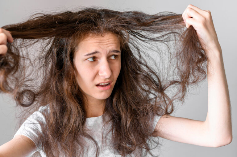 Por Que Meu Cabelo Embaraça Tanto? 12 Causas Comuns e Como Evitar os Nós - Fonte: www.freepik.com