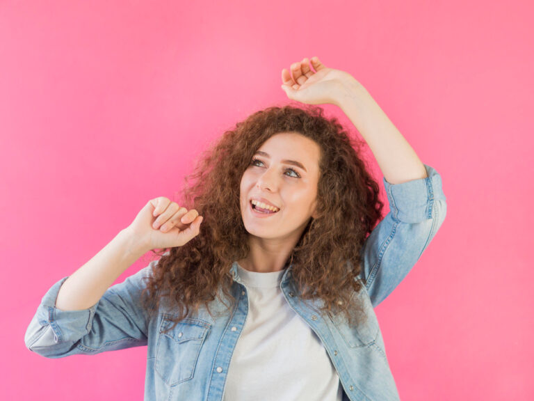 Por Que o Cabelo Absorve Cheiros? A Ciência Explica Por Que Alguns Odores Permanecem nos Fios - Fonte: www.freepik.com