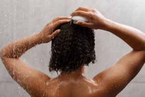 Por Que o Cabelo Encolhe Depois de Molhado? A Ciência Por Trás da Fibra Capilar - Fonte: www.freepik.com