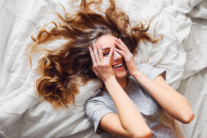 Como Dormir Sem Danificar o Cabelo: 12 Hábitos que Fazem Toda a Diferença - Fonte: www.freepik.com