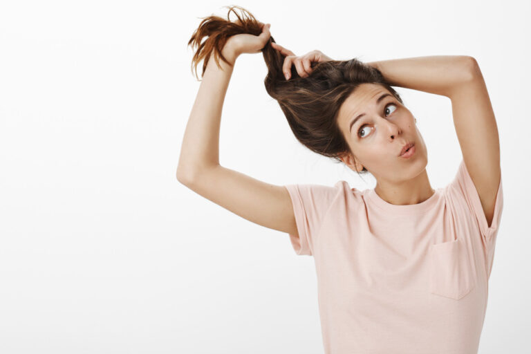 Como Saber se o Cabelo Está Crescendo? 10 Sinais Que Você Deve Observar - Fonte: www.freepik.com