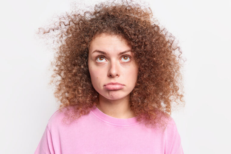 Por Que o Cabelo Fica Arrepiado? Entenda a Eletricidade Estática nos Fios e Como Reduzir - Fonte: www.freepik.com
